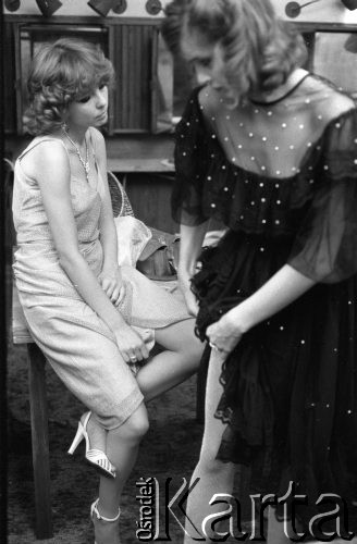 Maj 1983, Warszawa, Polska.
Sala Kongresowa, wybory Miss Mazowsza będące eliminacją do wyborów Miss Polonia, dziewczyny w garderobie.
Fot. Jarosław Tarań, zbiory Ośrodka KARTA [83-41]