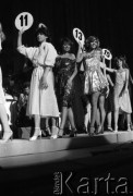 Maj 1983, Warszawa, Polska.
Sala Kongresowa, wybory Miss Mazowsza będące eliminacją do wyborów Miss Polonia, prezentacja kandydatek w sukienkach.
Fot. Jarosław Tarań, zbiory Ośrodka KARTA [83-42]