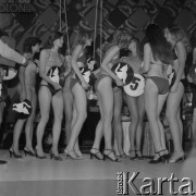 Maj 1983, Warszawa, Polska.
Sala Kongresowa, wybory Miss Mazowsza będące eliminacją do wyborów Miss Polonia, dziewczyny na scenie.
Fot. Jarosław Tarań, zbiory Ośrodka KARTA [83-43]