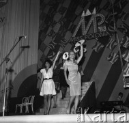 Maj 1983, Warszawa, Polska.
Sala Kongresowa, wybory Miss Mazowsza będące eliminacją do wyborów Miss Polonia, prezentacja kandydatek w sukienkach.
Fot. Jarosław Tarań, zbiory Ośrodka KARTA [83-44]