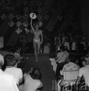 Maj 1983, Warszawa, Polska.
Sala Kongresowa, wybory Miss Mazowsza będące eliminacją do wyborów Miss Polonia, prezentacja kandydatek w kostiumach kąpielowych.
Fot. Jarosław Tarań, zbiory Ośrodka KARTA [83-44]