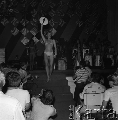 Maj 1983, Warszawa, Polska.
Sala Kongresowa, wybory Miss Mazowsza będące eliminacją do wyborów Miss Polonia, prezentacja kandydatek w kostiumach kąpielowych.
Fot. Jarosław Tarań, zbiory Ośrodka KARTA [83-44]