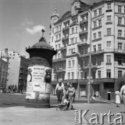 9.06.1983, Warszawa, Polska.
Plac Unii Lubelskiej, przechodnie na ulicy obok słupa ogłoszeniowego.
Fot. Jarosław Tarań, zbiory Ośrodka KARTA [83-13] 
