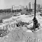9.06.1983, Warszawa - Ursynów, Polska.
Budowa warszawskiego metra, prace naziemne, w tle osiedle mieszkaniowe.
Fot. Jarosław Tarań, zbiory Ośrodka KARTA [83-14]