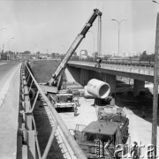 9.06.1983, Warszawa - Ursynów, Polska.
Budowa warszawskiego metra, prace naziemne - wyładunek betonowych kręgów.
Fot. Jarosław Tarań, zbiory Ośrodka KARTA [83-14]