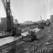9.06.1983, Warszawa - Ursynów, Polska.
Budowa warszawskiego metra, prace naziemne, w tle osiedle mieszkaniowe.
Fot. Jarosław Tarań, zbiory Ośrodka KARTA [83-14]