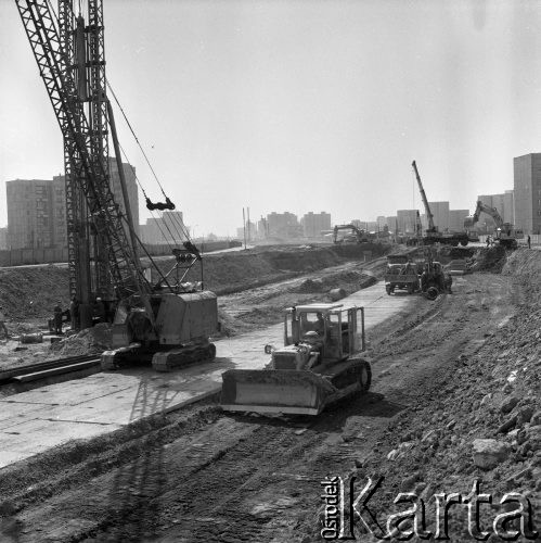 9.06.1983, Warszawa - Ursynów, Polska.
Budowa warszawskiego metra, prace naziemne, w tle osiedle mieszkaniowe.
Fot. Jarosław Tarań, zbiory Ośrodka KARTA [83-14]