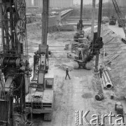 9.06.1983, Warszawa - Ursynów, Polska.
Budowa warszawskiego metra, prace naziemne - dźwigi.
Fot. Jarosław Tarań, zbiory Ośrodka KARTA [83-13]