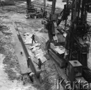 9.06.1983, Warszawa - Ursynów, Polska.
Budowa warszawskiego metra, prace naziemne - dźwigi.
Fot. Jarosław Tarań, zbiory Ośrodka KARTA [83-13]