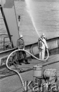 25.05.1983, Gdynia, Polska
Portowa Straż Pożarna podczas ćwiczeń.
Fot. Jarosław Tarań, zbiory Ośrodka KARTA [83-34] 
