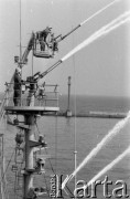 25.05.1983, Gdynia, Polska
Portowa Straż Pożarna podczas ćwiczeń.
Fot. Jarosław Tarań, zbiory Ośrodka KARTA [83-34] 
