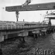 30.03.1983, Gdańsk, Polska
Port Północny, fragment nabrzeża, załadunek węgla do ładowni statku.
Fot. Jarosław Tarań, zbiory Ośrodka KARTA [83-36] 
