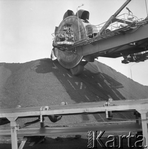 30.03.1983, Gdańsk, Polska
Terminal węglowy Portu Północnego, hałdy węgla.
Fot. Jarosław Tarań, zbiory Ośrodka KARTA [83-37] 
