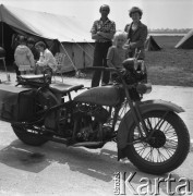 Maj 1983, Łuków, woj. Siedlce, Polska
Obchody 750 rocznicy powstania miasta, zlot starych motocykli, Harley Davidson 1200.
Fot. Jarosław Tarań, zbiory Ośrodka KARTA [83-25] 
