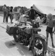 Maj 1983, Łuków, woj. Siedlce, Polska
Obchody 750 rocznicy powstania miasta, zlot starych motocykli, Harley Davidson 1200.
Fot. Jarosław Tarań, zbiory Ośrodka KARTA [83-25] 
