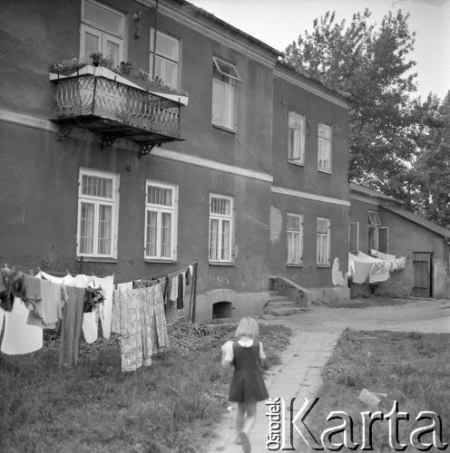 Maj 1983, Łuków, woj. Siedlce, Polska
Obchody 750 rocznicy powstania miasta, pranie suszące się na podwórku przed domem.
Fot. Jarosław Tarań, zbiory Ośrodka KARTA [83-23]