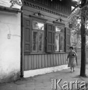 Maj 1983, Łuków, woj. Siedlce, Polska
Obchody 750 rocznicy powstania miasta, kobieta idąca ulicą, w tle drewniany dom.
Fot. Jarosław Tarań, zbiory Ośrodka KARTA [83-23]