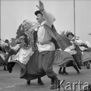 Maj 1983, Łuków, woj. Siedlce, Polska
Obchody 750 rocznicy powstania miasta, występy zespołu folklorystycznego.
Fot. Jarosław Tarań, zbiory Ośrodka KARTA [83-23]
