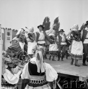 Maj 1983, Łuków, woj. Siedlce, Polska
Obchody 750 rocznicy powstania miasta, występy zespołu folklorystycznego, w tle daty - 1233-1983.
Fot. Jarosław Tarań, zbiory Ośrodka KARTA [83-23]