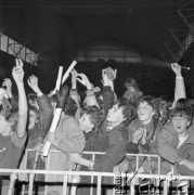 1983 lub 1984, Warszawa, Polska.
Występ zespołu Classix Nouveaux w Hali Gwardii, publiczność.
Fot. Jarosław Taran/KARTA [75-263], udostępniła Danuta Kszczot-Tarań