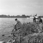 26.09.1963, Warszawa - Praga, Polska.
Wędkarze w Porcie Praskim nad Wisłą, w tle statek 