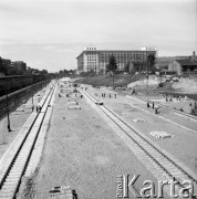 Sierpień 1964, Warszawa, Polska.
Układanie torów kolejowych w Alejach Jerozolimskich pod przyszłym Dworcem Centralnym.
Fot. Jarosław Tarań, zbiory Ośrodka KARTA [64-94]