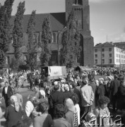 Sierpień 1964, Warszawa, Polska.
Plac Narutowicza, wyjście Pieszej Pielgrzymki Warszawskiej z kościoła pw. Niepokalanego Poczęcia Najświętszej Maryi Panny.
Fot. Jarosław Tarań, zbiory Ośrodka KARTA [64-94]
