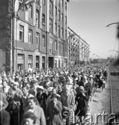 Sierpień 1964, Warszawa, Polska.
Plac Narutowicza, wyjście Pieszej Pielgrzymki Warszawskiej z kościoła pw. Niepokalanego Poczęcia Najświętszej Maryi Panny.
Fot. Jarosław Tarań, zbiory Ośrodka KARTA [64-94] 
