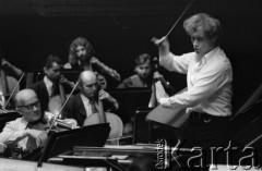 27.10.1975, Warszawa, Polska.
Jerzy Maksymiuk dyryguje orkiestrą Filharmonii Narodowej.
Fot. Jarosław Tarań, zbiory Ośrodka KARTA [75-264] 

