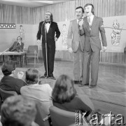 28.01.1975, Warszawa, Polska.
Klub Międzynarodowej Prasy i Książki przy ul. Ząbkowskiej, na scenie Jan Tadeusz Stanisławski, Jan Pietrzak i Jonasz Kofta.
Fot. Jarosław Tarań, zbiory Ośrodka KARTA [75-260] 

