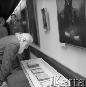 24.05.1984, Warszawa - Rembertów, Polska.
Akademia Sztabu Generalnego, III Zjazd Żołnierzy Kompanii Małoletnich i Wychowanków Korpusu Kadetów, mężczyzna oglądający książki leżące w gablocie.
Fot. Jarosław Tarań, zbiory Ośrodka KARTA [84-9]