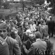 24.05.1984, Warszawa - Rembertów, Polska.
Akademia Sztabu Generalnego, III Zjazd Żołnierzy Kompanii Małoletnich i Wychowanków Korpusu Kadetów, uczestnicy zjazdu przed wejściem do budynku.
Fot. Jarosław Tarań, zbiory Ośrodka KARTA [84-9]