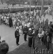 26.05.1984, Chełm, Polska
Obchody 100-lecia istnienia Straży Pożarnej w Chełmie, strażak wciągający flagę na maszt.
Fot. Jarosław Tarań, zbiory Ośrodka KARTA [84-6], udostepniła Danuta Kszczot-Tarań.