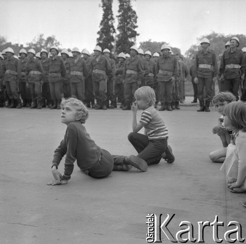 26.05.1984, Chełm, Polska
Obchody 100-lecia istnienia Straży Pożarnej w Chełmie, dzieci oglądające uroczystość, w tle strażacy.
Fot. Jarosław Tarań, zbiory Ośrodka KARTA [84-6], udostepniła Danuta Kszczot-Tarań.