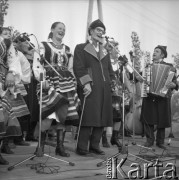26.05.1984, Chełm, Polska
Obchody 100-lecia istnienia Straży Pożarnej w Chełmie, występ zespołu ludowego.
Fot. Jarosław Tarań, zbiory Ośrodka KARTA [84-6], udostepniła Danuta Kszczot-Tarań.