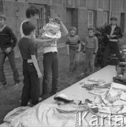 26.05.1984, Chełm, Polska
Obchody 100-lecia istnienia Straży Pożarnej w Chełmie, dzieci przymierzające strażackie ubrania ochronne.
Fot. Jarosław Tarań, zbiory Ośrodka KARTA [84-6], udostepniła Danuta Kszczot-Tarań.