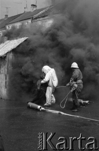 26.05.1984, Chełm, Polska
Obchody 100-lecia istnienia Straży Pożarnej w Chełmie, strażacy w czasie pokazu gaszenia pożaru i akcji ratunkowej.
Fot. Jarosław Tarań, zbiory Ośrodka KARTA [84-6], udostepniła Danuta Kszczot-Tarań.