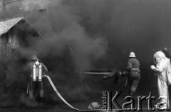 26.05.1984, Chełm, Polska
Obchody 100-lecia istnienia Straży Pożarnej w Chełmie, strażacy w czasie pokazu gaszenia pożaru i akcji ratunkowej. 
Fot. Jarosław Tarań, zbiory Ośrodka KARTA [84-6], udostepniła Danuta Kszczot-Tarań.