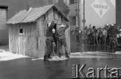 26.05.1984, Chełm, Polska
Obchody 100-lecia istnienia Straży Pożarnej w Chełmie, strażacy w czasie pokazu gaszenia pożaru i akcji ratunkowej, na ścianie budynku reklama 