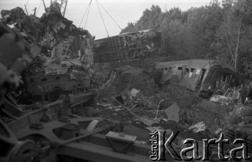 17.10.1984, Kluczbork, Polska
Usuwanie skutków katastrofy kolejowej pod Kluczborkiem.
Fot. Jarosław Tarań, zbiory Ośrodka KARTA [84-2]