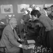 29.05.1984, Warszawa, Polska.
Klub Międzynarodowej Prasy i Książki - spotkanie czytelników z pisarzem Janem Dobraczyńskim, który podpisuje swoją książkę 