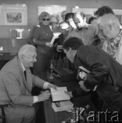 29.05.1984, Warszawa, Polska.
Klub Międzynarodowej Prasy i Książki - spotkanie czytelników z pisarzem Janem Dobraczyńskim, który podpisuje swoją książkę 