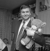 2.05.1984, Warszawa, Polska.
Bogusław Kaczyński z pluszowym misiem.
Fot. Jarosław Tarań, zbiory Ośrodka KARTA [84-16]