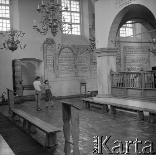 23.06.1984, Tykocin, Polska
Wnętrze synagogi. Widok spod Aron HaKodesz na bimę (mównica, wyznaczone miejsce z którego prowadzi się część modlitw, odczytuje fragmenty Księgi, w tradycji aszkenazyjskiej na środku synagogi) i ścianę północną.
Fot. Jarosław Tarań, zbiory Ośrodka KARTA [84-4]