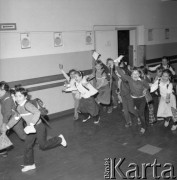 23.06.1984, Tykocin, Polska
Zakończenie roku szkolnego, dzieci ze świadectwami wybiegające z klasy.
Fot. Jarosław Tarań, zbiory Ośrodka KARTA [84-4]