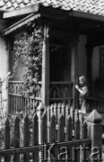 23.06.1984, Tykocin, Polska
Chłopiec stojący na werandzie przed domem.
Fot. Jarosław Tarań, zbiory Ośrodka KARTA [84-5]