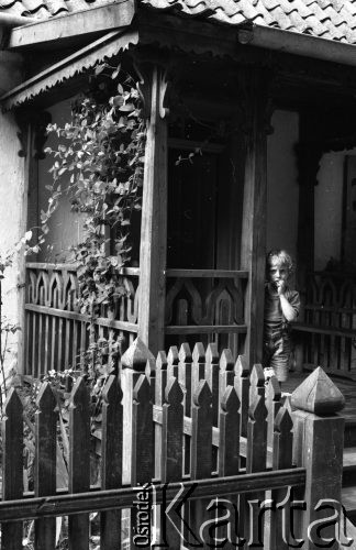 23.06.1984, Tykocin, Polska
Chłopiec stojący na werandzie przed domem.
Fot. Jarosław Tarań, zbiory Ośrodka KARTA [84-5]