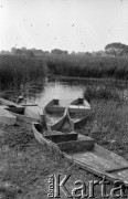 23.06.1984, Tykocin, Polska
Rozlewiska Narwi, łodzie nad brzegiem rzeki.
Fot. Jarosław Tarań, zbiory Ośrodka KARTA [84-5]