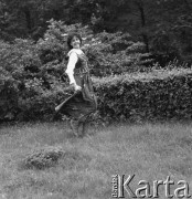 Czerwiec 1984, Warszawa, Polska.
I Vice Miss Polonia '84 Joanna Karska w stroju krakowskim.
Fot. Jarosław Tarań, zbiory Ośrodka KARTA [84-3]