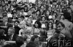 4-5.05.1984, Warszawa, Polska.
Sala Kongresowa, wybory Miss Polonia, na widowni Lidia Wasiak, Miss Polonia '83, Julia Morley, organizatorka konkursów Miss Świata i Sarah Jane Hutt, Miss Świata '83.
Fot. Jarosław Tarań, zbiory Ośrodka KARTA [84-13]